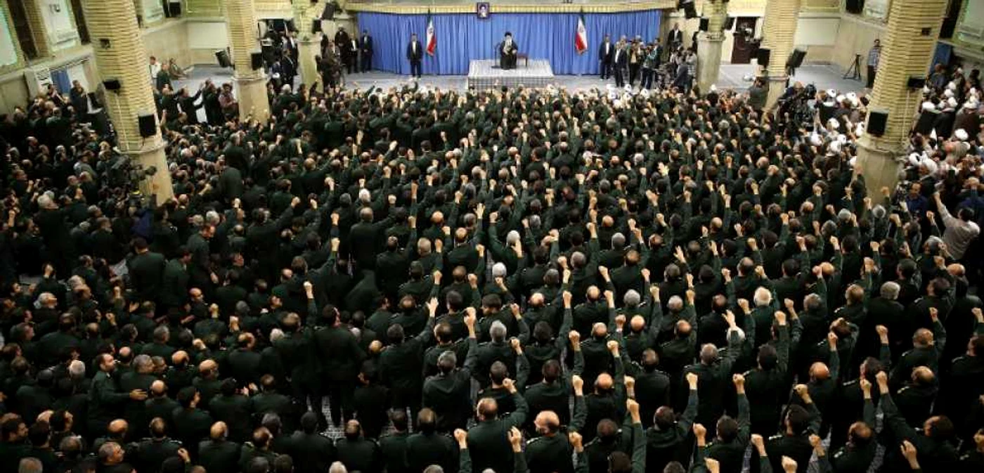Ghidul suprem al Iranului, ayatollahul Ali Khamenei, susţinând un discurs în faţa elitei sale militare FOTO AFP