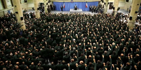 Liderul superm al iranului Ayatollahul Ali Khamenei se adresează comandanţilor Gărzilor Revoluţionare în timpul unei întâlniri desfăşurate în Teheran. FOTO AFP