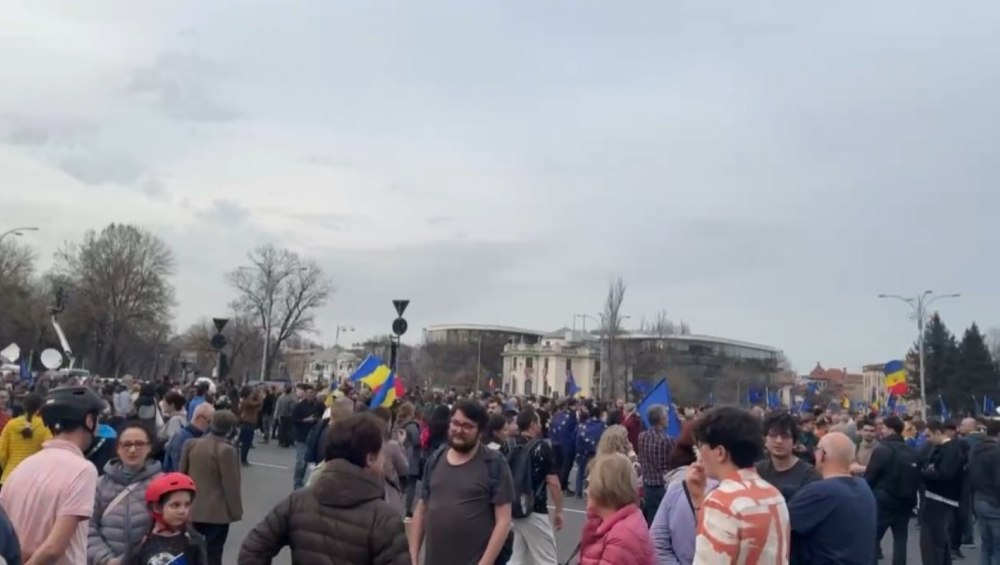 A început mitingul „EuRo Manifest” în Capitală. Jandarmii anunţă că au fost identificaţi şi „susţinători ai unui fost candidat la alegerile prezidențiale”