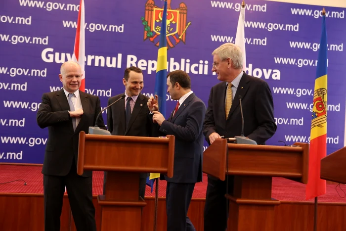 Miniştrii de Externe ai Marii Britanii, Poloniei şi Suediei au ţinut un briefing cu premierul Vlad Filat. FOTO Dumitru Goncear
