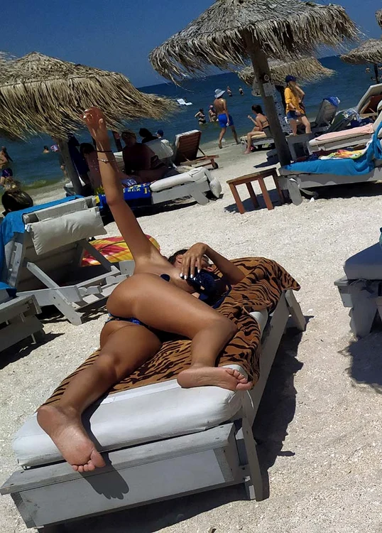Tinerele se bronzează mai bine pe şezlong, decât pe cearceaf