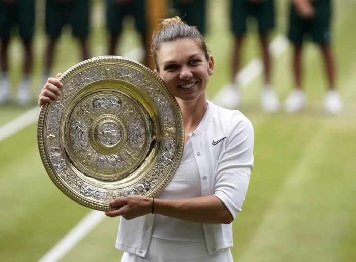 
    Simona Halep, cu trofeul cucerit la WimbledonFOTO: EPA  