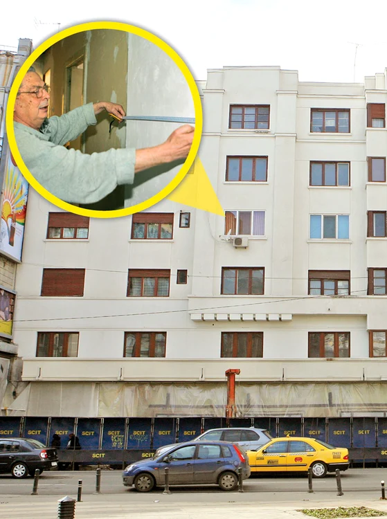 Vasile Ghişa spune că stâlpii de susţinere îi ocupă prea mult loc în casă