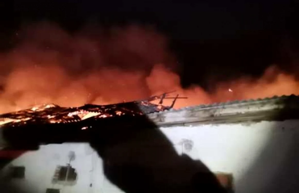 Acoperişul a fost puternic afectat de flăcări FOTO botosaninews.ro