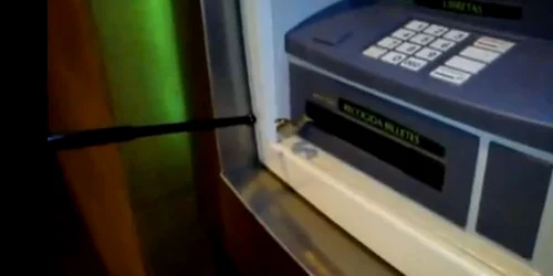 Din bancomat a ieşit, în loc de bani, un şarpe