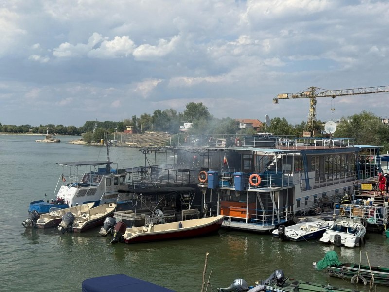 Un hotel plutitor a fost cuprins de flăcări, în Tulcea. Incendiul s-a extins și la un al doilea ponton