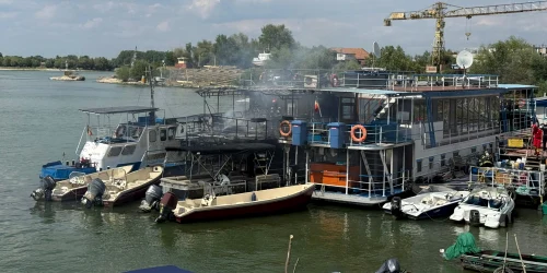 incendiu la un ponton plutitor aflat pe faleza municipiului Tulcea foto isu tulcea webp