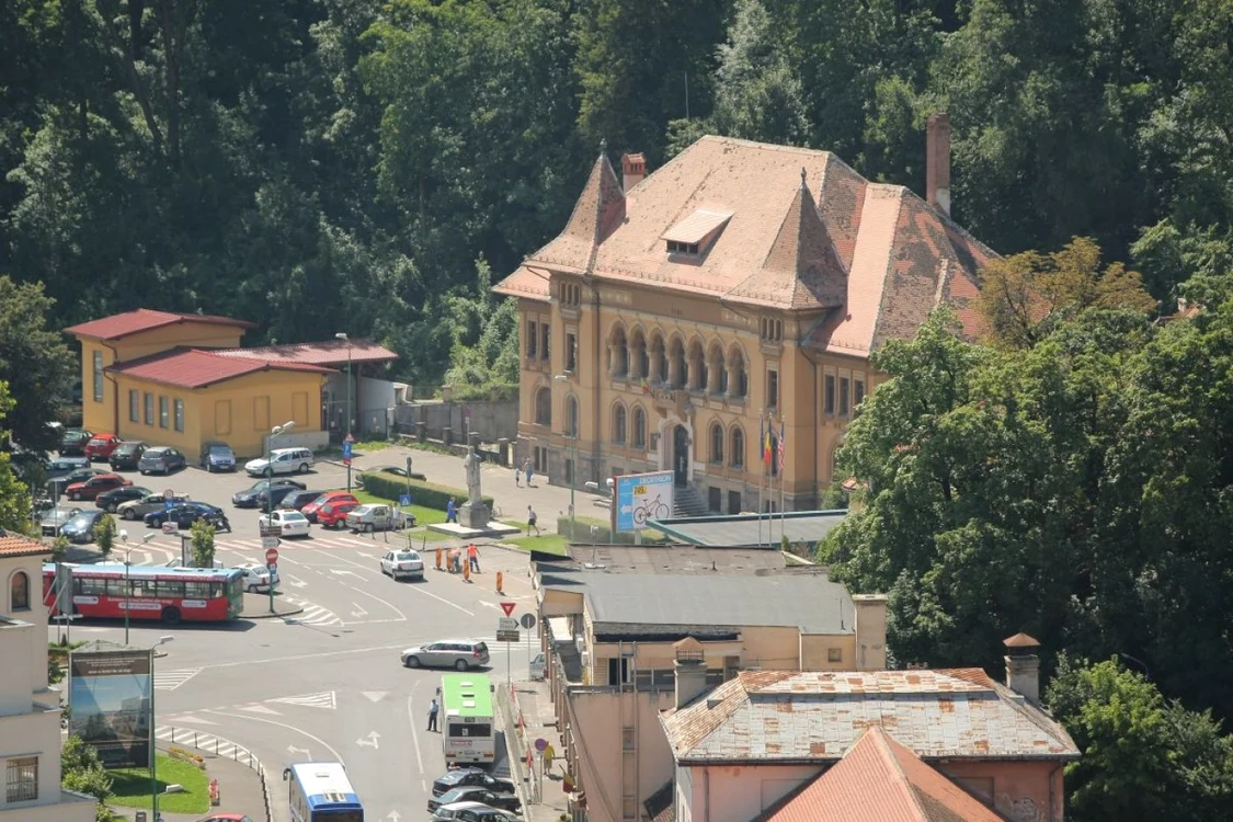 Parcarea se va construi lângă Bibioteca Judeţeană. FOTOAdevărul.