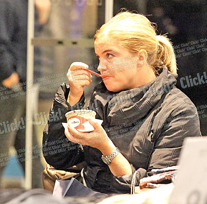 Dacă la tv maschează ridurile cu mult fond de ten, în timpul liber ştirista nu se mai osteneşte să păstreze aparenţele