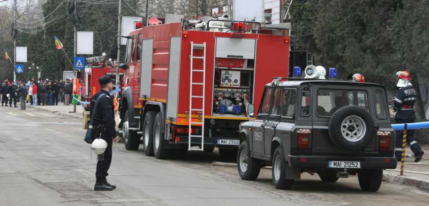 Panicaţi că ar putea fi răniţi de ţurţurii de gheaţă, mai mulţi cetăţeni au chemat pompierii