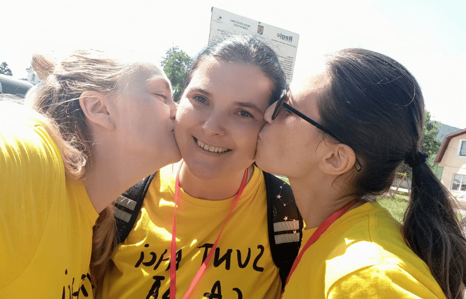 Tânăra care alfabetizează copiii dintr-o comunitate defavorizată. Nu sancționează niciodată greșelile