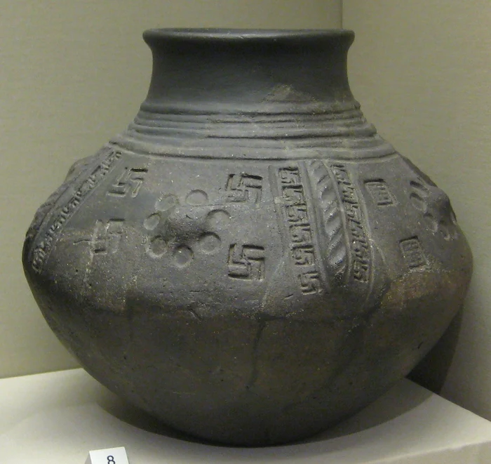 Urnă anglo-saxonă din secolul al al VI lea, de la la North Elmham, Marea Britanie FOTO wikipedia