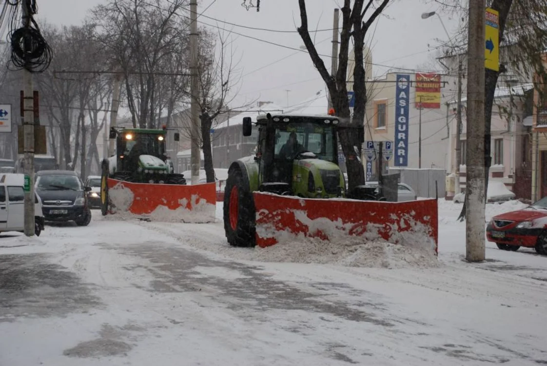 Asediul iernii continuă: toate drumurile judeţene sunt impracticabile, iar în oraş circulaţia este paralizată