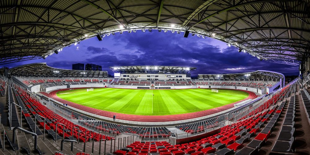 Noul stadion din Sibiu, inaugurat cu un spectacol de lasere, la primul meci. Ce dotări speciale are FOTO