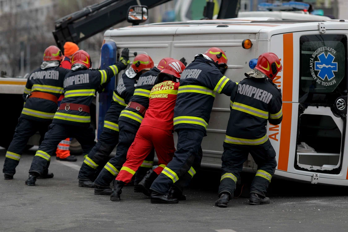 Accident între o ambulanță și un autovehicul în intersecția Budapesta din București. FOTO Inquam Photos / Octav Ganea
