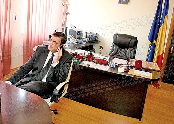 Primarul şi-a decorat  zilele acestea biroul.  De pe rafturile bibliotecii  nu lipsesc icoanele