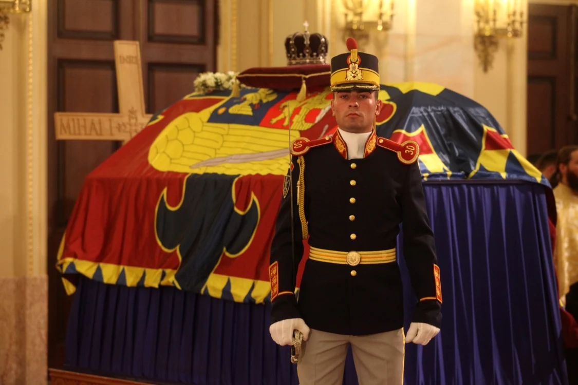 Sicriul cu trului neînsufleţit al Regelui Mihai, depus la Palatul Regal. FOTO Dorin Constanda
