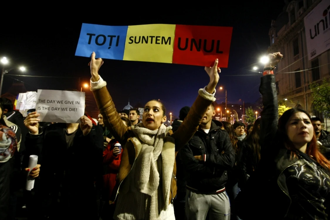 Proteste pentru victimele din Colectiv; Pancarta care rezumă mesajul oamenilor Foto: Click!
