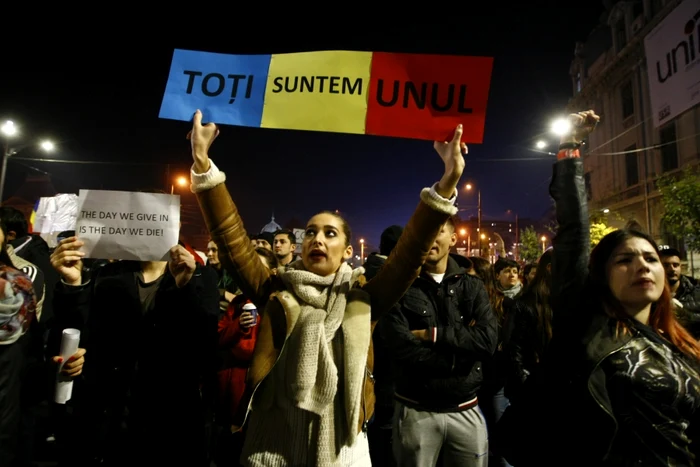 
    Proteste pentru victimele din Colectiv; Pancarta care rezumă mesajul oamenilor Foto: Click!  