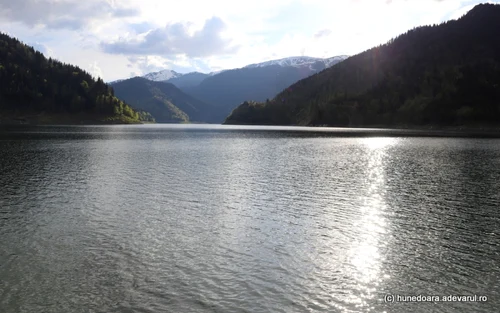 lacul gura apelor si barajul sau din retezat foto daniel guta adevarul