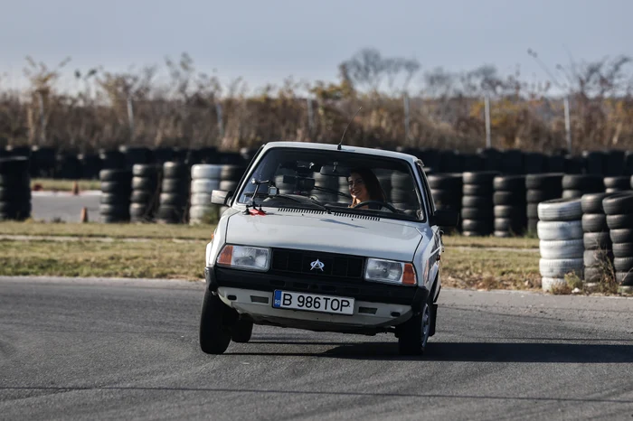 Geanina Ilieş, la volanul Oltcitului