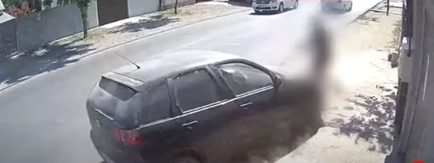 Momentul în care tânărul de 29 de ani este lovit intenţionat cu maşina FOTO captură video