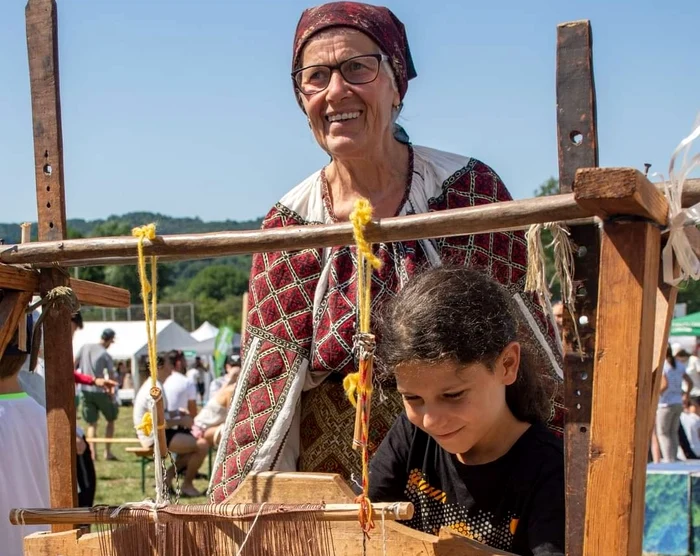 Viorica Olivotto îi învață pe copii meșteșuguri. FOTO Școala Populară de Arte si Meserii Pitești