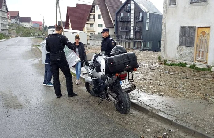 Turistul polonez şi-a continuat traseul FOTO Jandarmeria Gorj