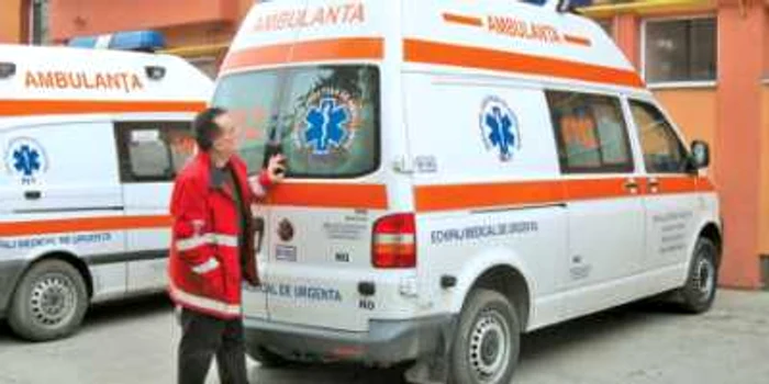 Directorul SJA, Adrian Popa, lângă ambulanţa trasă pe dreapta