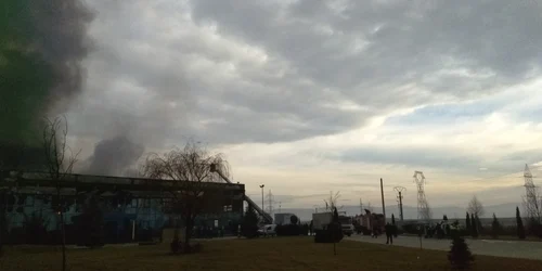 Fabrica Solina din Alba Iulia, distrusă în incendiu. Pompieri din 4 judeţe se luptă cu flăcările