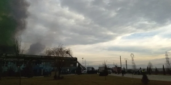 Fabrica Solina din Alba Iulia, distrusă în incendiu. Pompieri din 4 judeţe se luptă cu flăcările