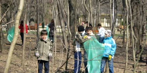 Copiii sunt primii când e vorba de curăţenie în parcuri