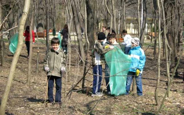 Copiii sunt primii când e vorba de curăţenie în parcuri