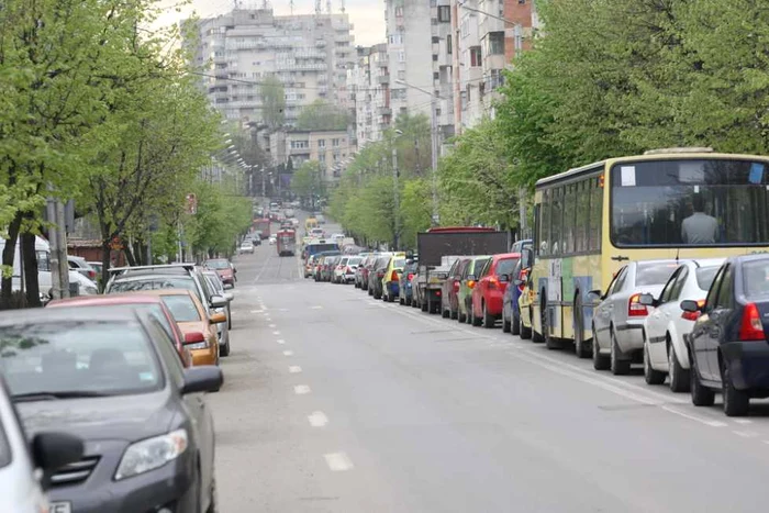 Zeci de maşini, blocate pe şoseaua Arcu