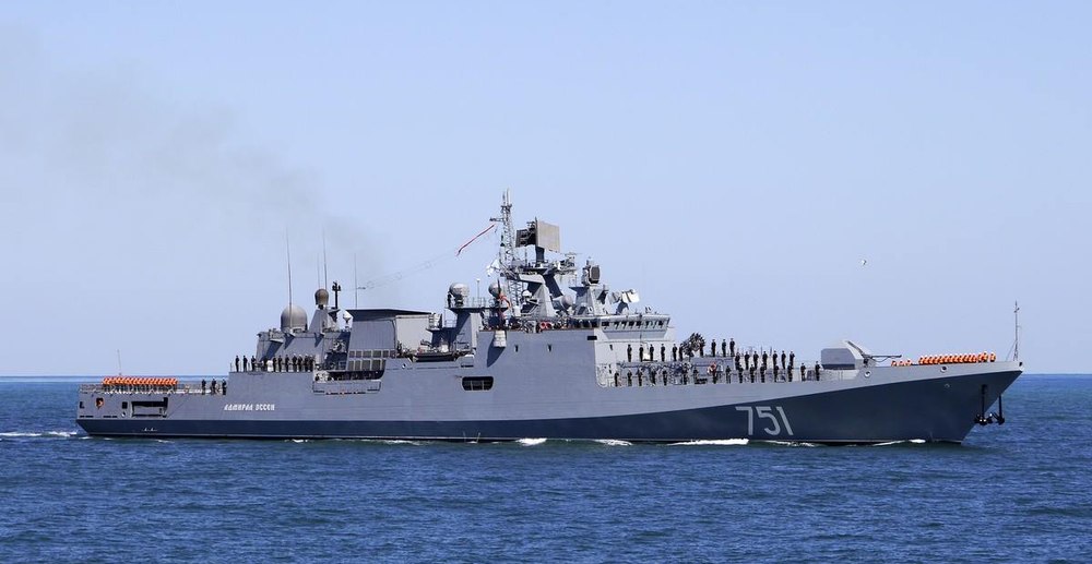 Tactică înșelătoare. Cum încearcă marina Rusiei să își deghizeze cea mai puternică navă de război din Marea Neagră
