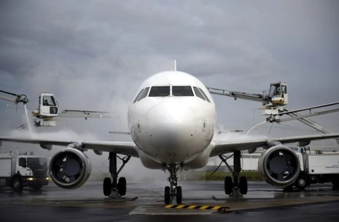 Unul din cinci oameni se tem să zboare cu avionul