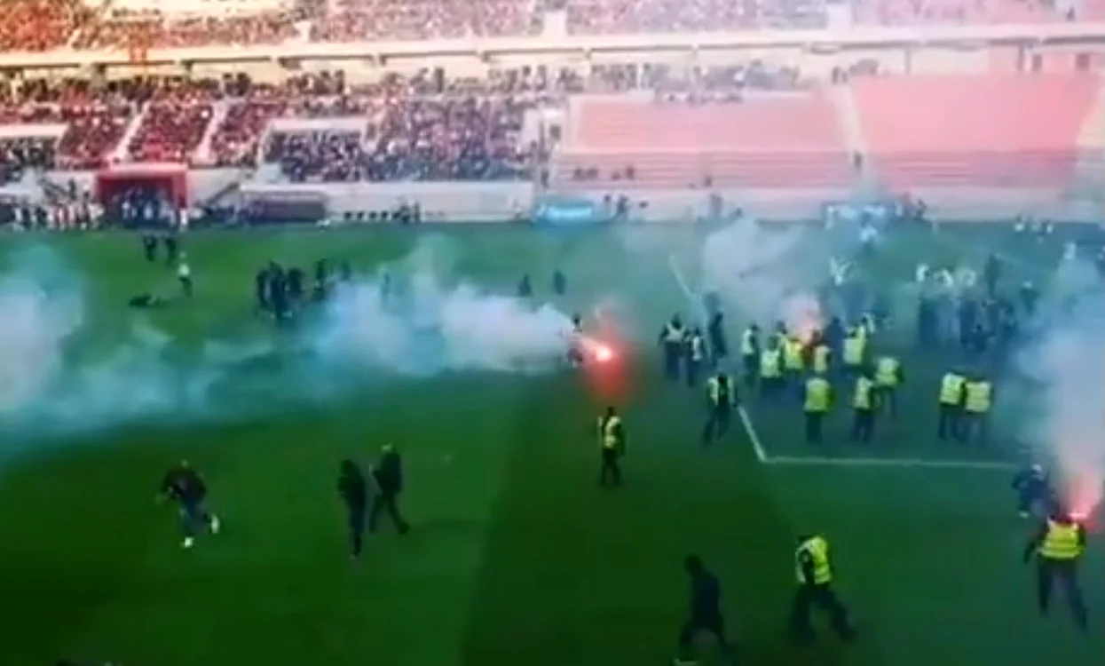 
    Fanii s-au luptat pe teren sub privirile oamenilor de ordine Captură video  