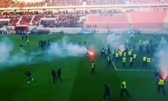 Fanii s-au luptat pe teren sub privirile oamenilor de ordine Captură video