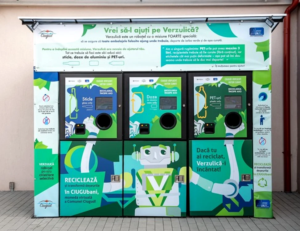 
    Primul aparat de reciclare a deșeurilor este un roboțel pe nume Verzulică, special conceput pentru a-i atrage și a-i încânta pe copiiSursa foto: Comuna Ciugud/Facebook  