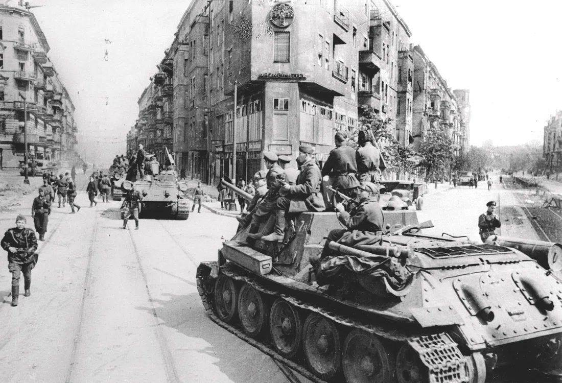 Tancuri sovietice în Berlin, în primăvara lui 1945