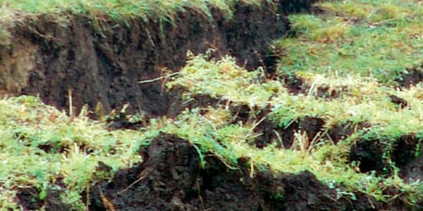 Pământul a început să se crape sub ochii oamenilor din cauza ploilor