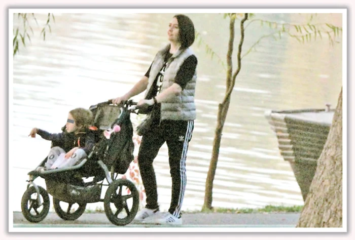 Amalia Năstase, la plimbare cu băieţelul prin parc