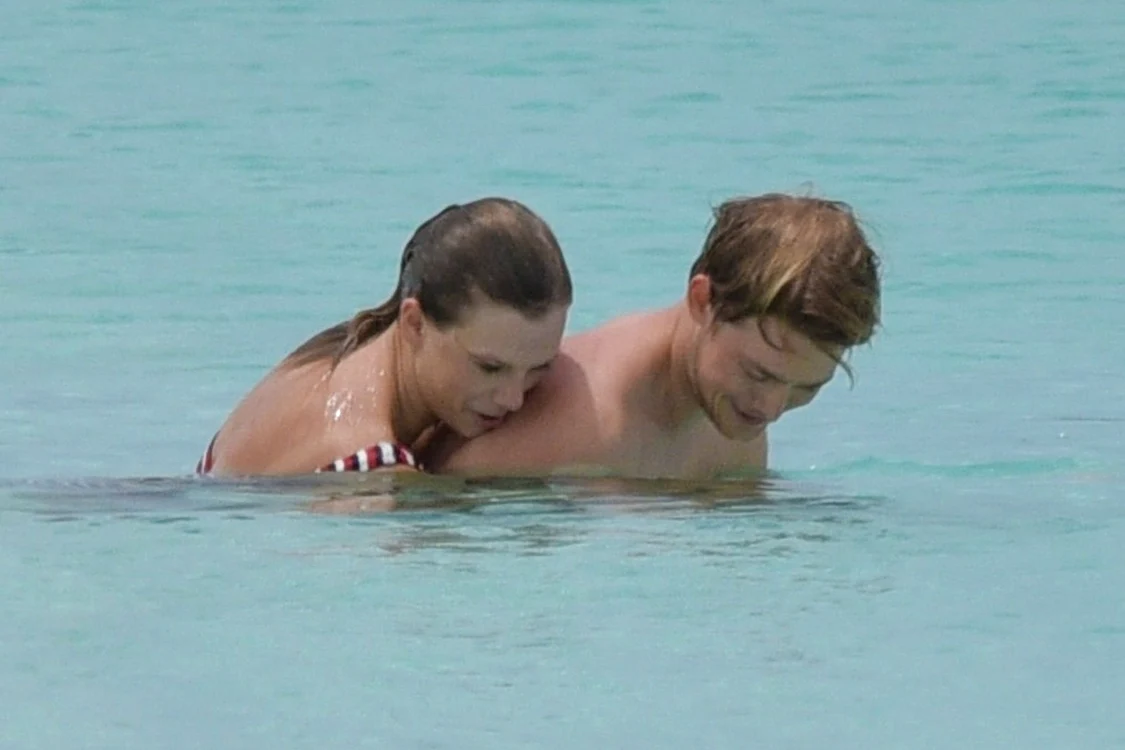 *PREMIUM EXCLUSIVE* Taylor Swift sans 4th of July party for snorkeling in Turks and Caicos with sweetheart Joe Alwyn **NO NY PAPERS** **MUST CALL FOR PRICING** jpeg