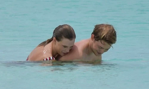 *PREMIUM EXCLUSIVE* Taylor Swift sans 4th of July party for snorkeling in Turks and Caicos with sweetheart Joe Alwyn **NO NY PAPERS** **MUST CALL FOR PRICING** jpeg