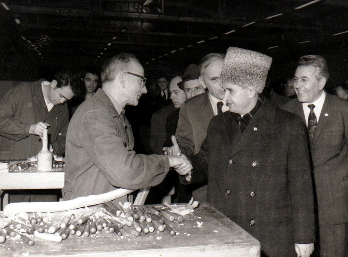 Vizita de lucru a lui Nicolae Ceauşescu la fabrica de mobilă din Arad (© „Fototeca online a comunismului românesc”, Cota: 8/1972)