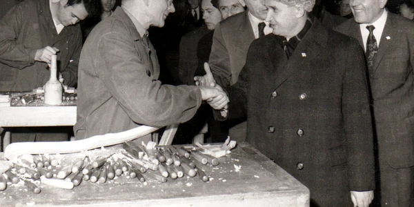 Vizita de lucru a lui Nicolae Ceauşescu la fabrica de mobilă din Arad (© „Fototeca online a comunismului românesc”, Cota: 8/1972)