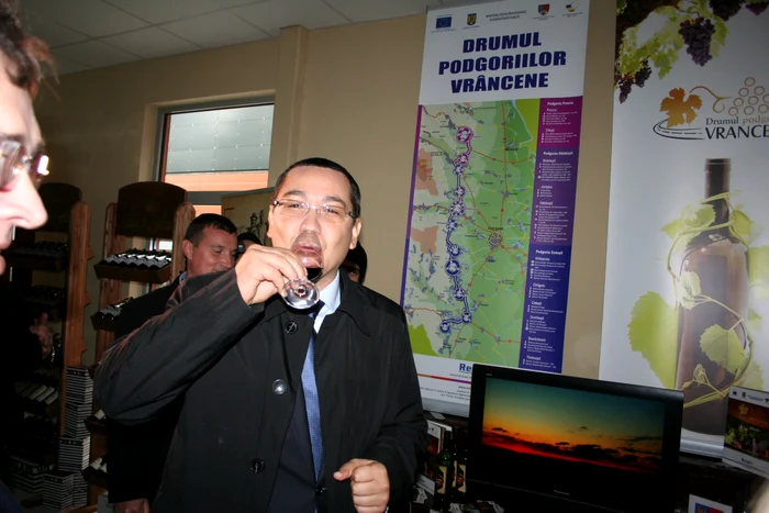 Viictor Ponta a degustat mai multe soiuri de vinuri