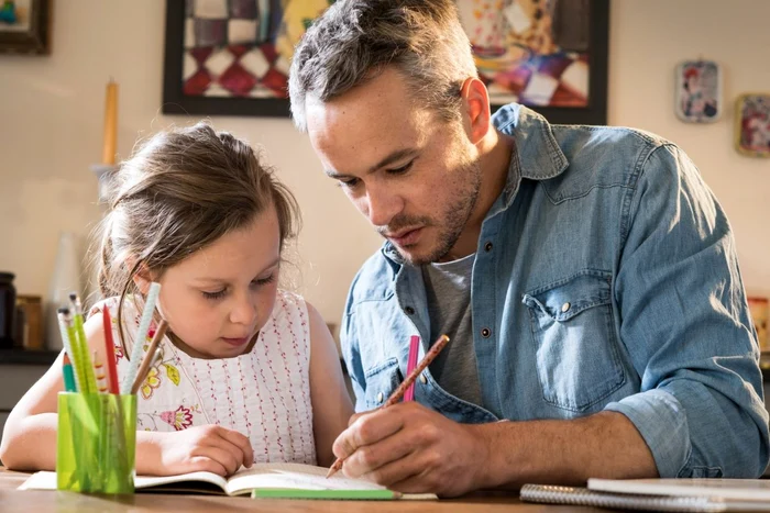Părinții care au copii până în 12 ani primesc zile libere plătite, inclusiv pe perioada vacanțeiFoto: Shutterstock