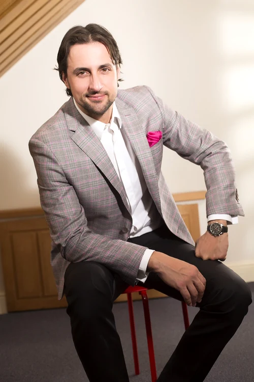 Proiectul "Nunţi de Poveste", demarat chiar de Dragobete, îl provoacă pe Denis Ştefan să joace până în zori