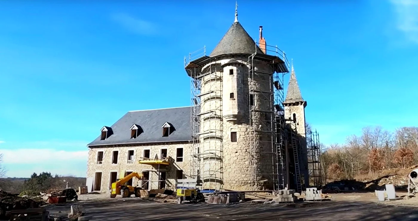 Cum au transformat doi prieteni un castel abandonat într-un hotel de 4 stele / foto: captură video